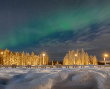 Cuc quang xanh biếc trên iglu kính Kakslauttanen