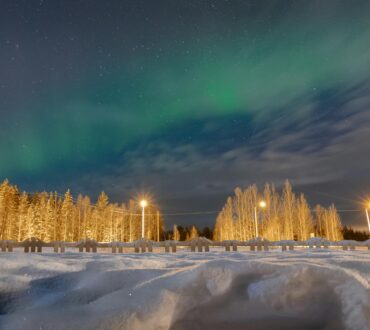 Cuc quang xanh biếc trên iglu kính Kakslauttanen