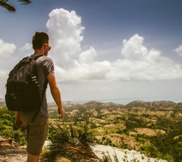 Khách du lịch đổi tiền tại quầy ở Tehran Iran