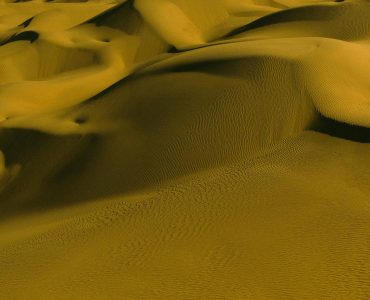 Cưỡi lac da tren sa mac Sahara hoang hon