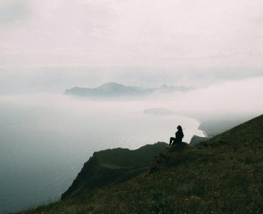 Khinh khi cau bay tren chua co Bagan luc binh minh