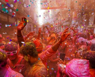 Nguoi An Do choi le hoi Holi voi nhieu bot mau