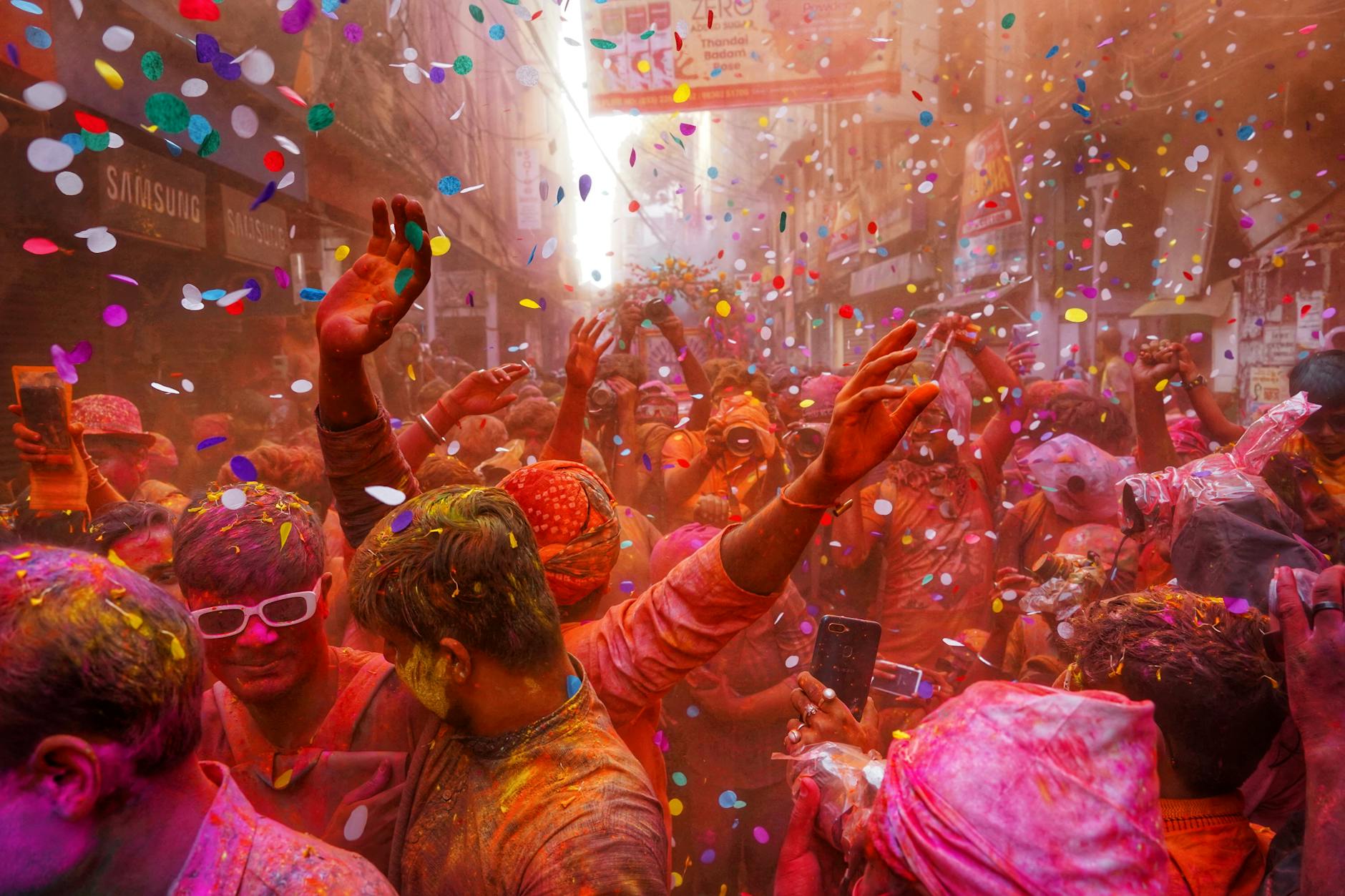 Nguoi An Do choi le hoi Holi voi nhieu bot mau
