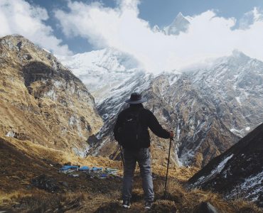Nguoi leo nui deo balo trekking do cao cung gay trekking