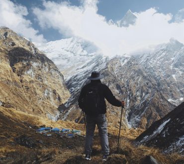 Nguoi leo nui deo balo trekking do cao cung gay trekking