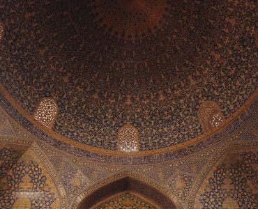 nguoi phu nu Iran ban hang o cho