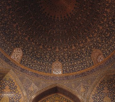 nguoi phu nu Iran ban hang o cho