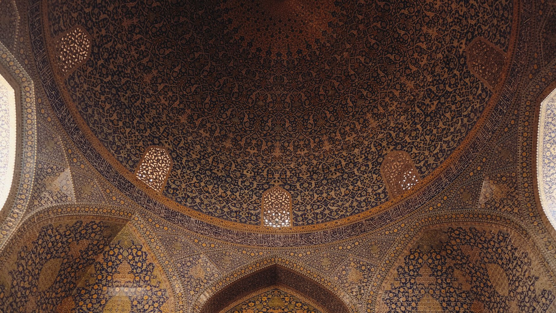 nguoi phu nu Iran ban hang o cho