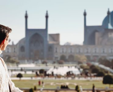 Phụ nữ Iran mời trà du khách thể hiện Tarof