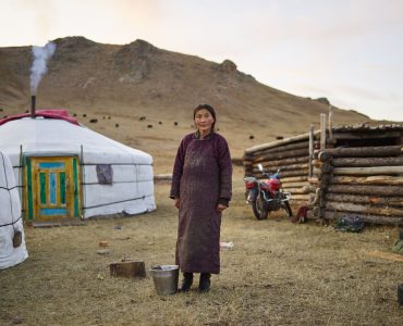Nguoi Mông Cổ mặc trang phục truyền thống tham gia lễ hội Naadam