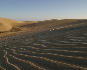 Nhom du khach cuoi lac da tren cat sa mac Sahara hoang hon
