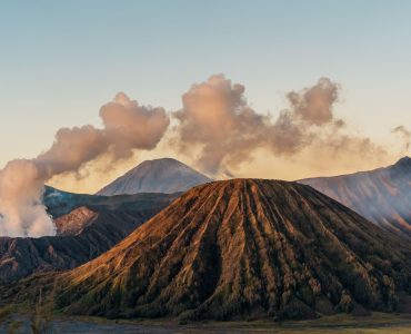 Nữ du khách trekking trên núi phủ tuyết