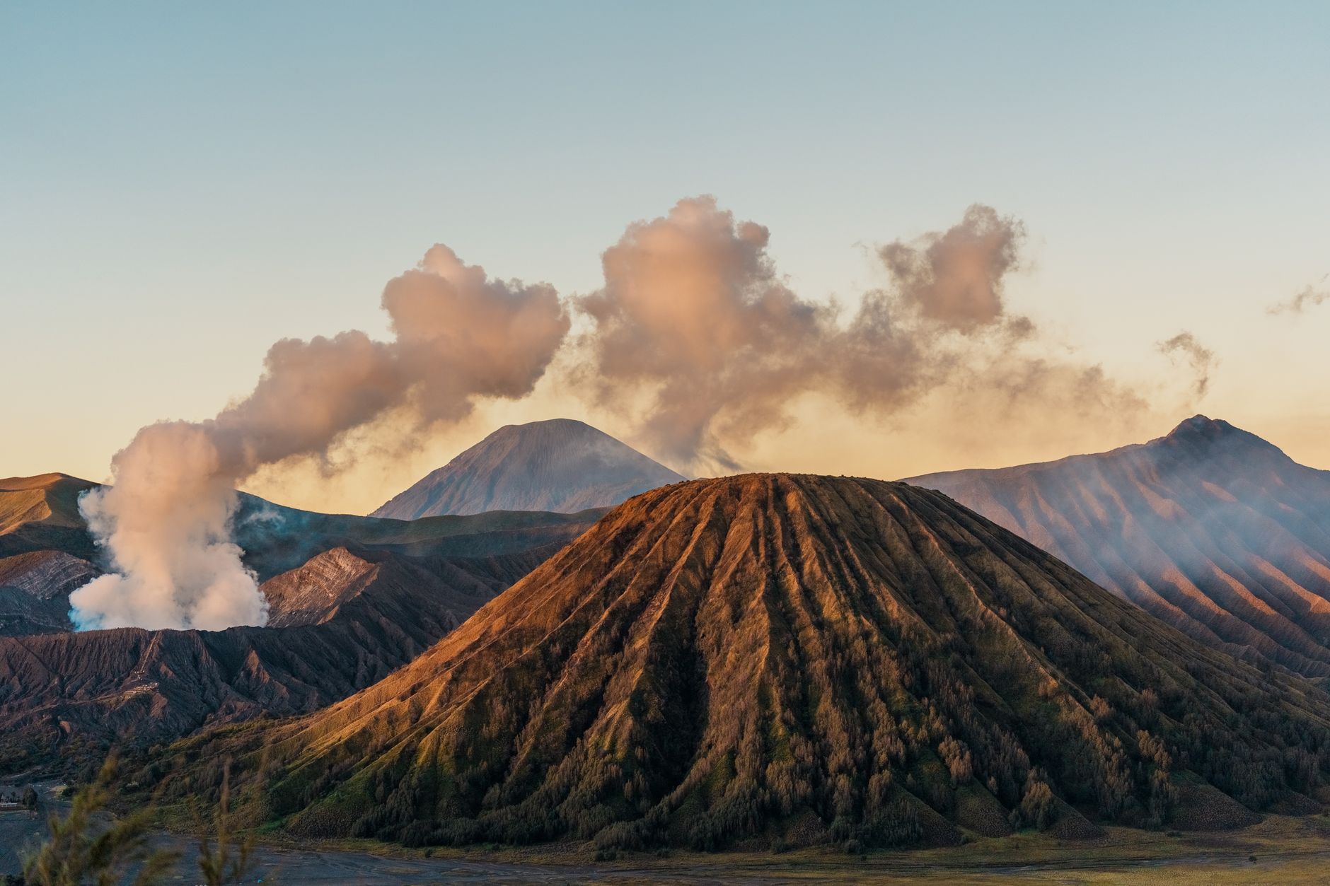 Nữ du khách trekking trên núi phủ tuyết