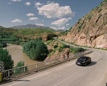Bay Đến Pamir Tajikistan Hay Vượt Đường Bộ Kyrgyzstan: Lựa Chọn Nào Cho Nhà Thám Hiểm 2026?