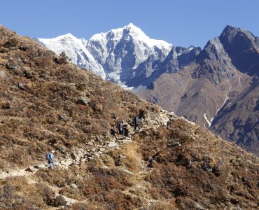 Bóc Tách Ngân Sách 2026: 10 Món Đồ Trekking Độ Cao 4000m+ KHÔNG THỂ THIẾU (Và Giá Bao Nhiêu?)