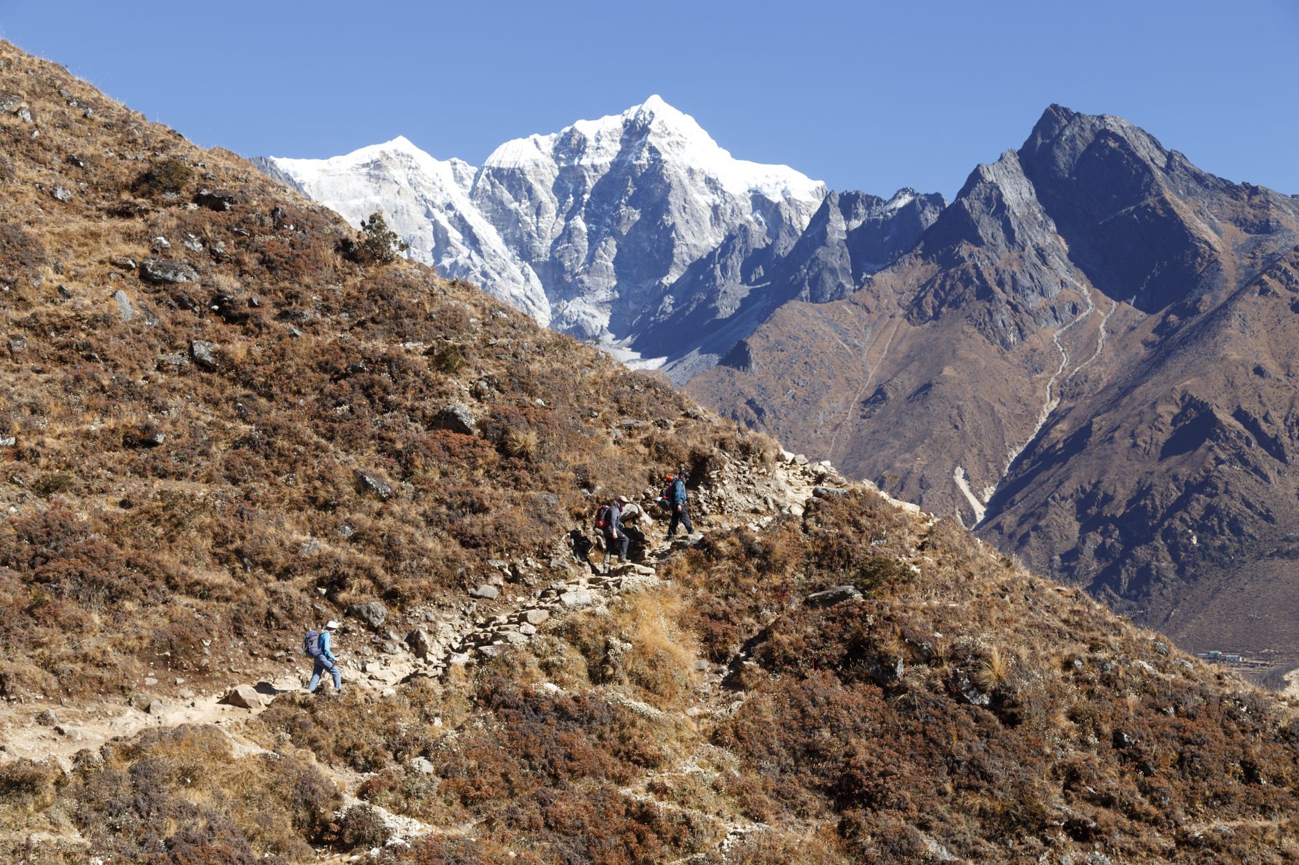Bóc Tách Ngân Sách 2026: 10 Món Đồ Trekking Độ Cao 4000m+ KHÔNG THỂ THIẾU (Và Giá Bao Nhiêu?)