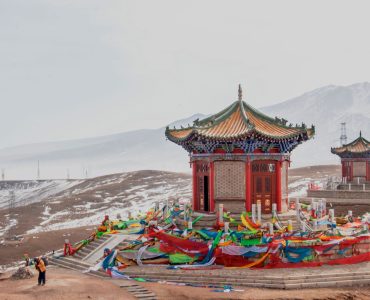 Hồ Nam Tso xanh biếc dưới chân dãy Nyenchen Tanglha