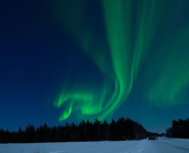 Igloo kính ở Kakslauttanen dưới cực quang